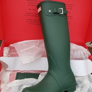 Brand NEW in BOX Hunter Boots green size 8